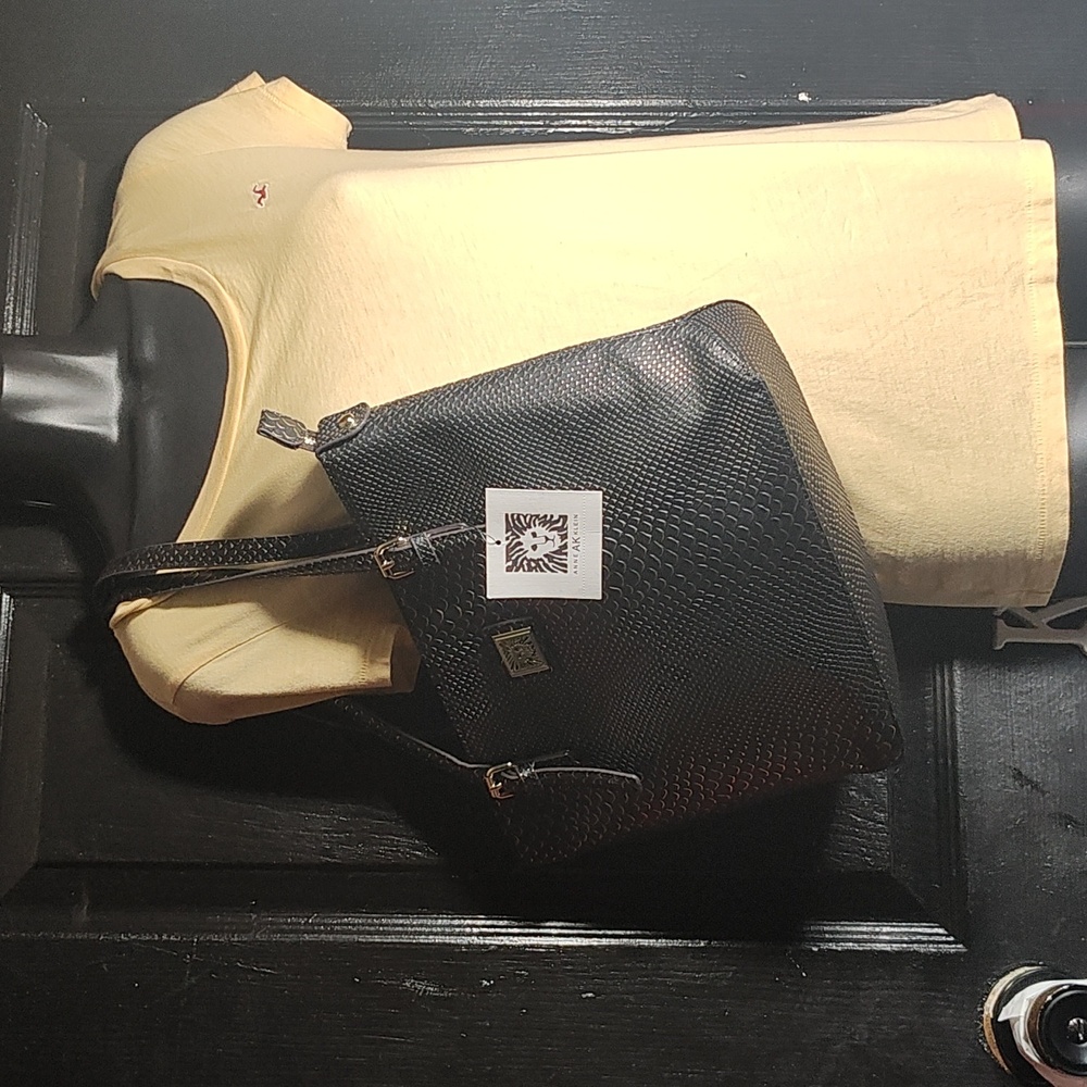 Sophisticated Black Anne Klein Textured Tote with Gold Hardware. - Picture 12 of 12